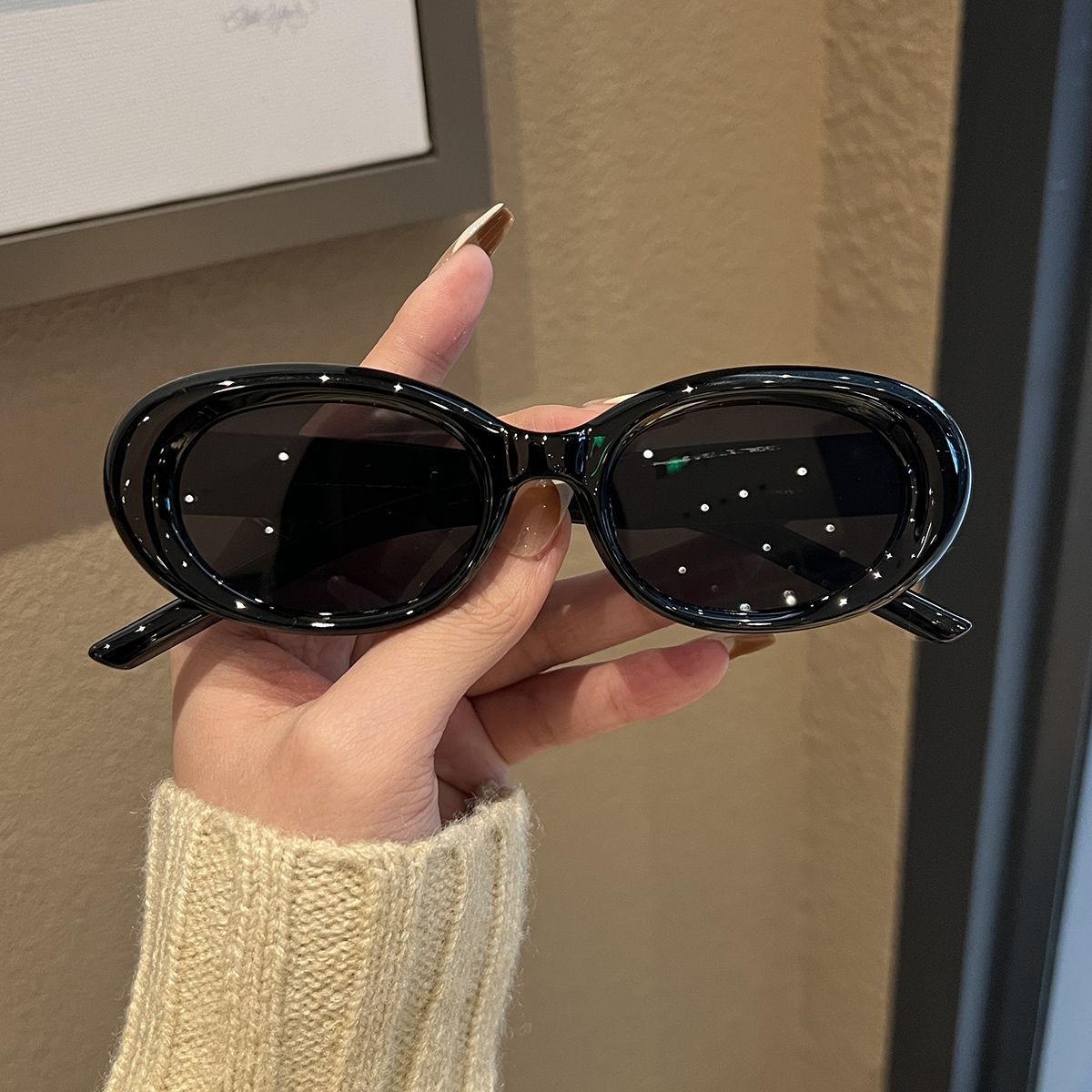 Wholesale Trendy oval white frame concave shape sun protection Sunglasses